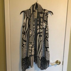 Black and white geometrical vest.